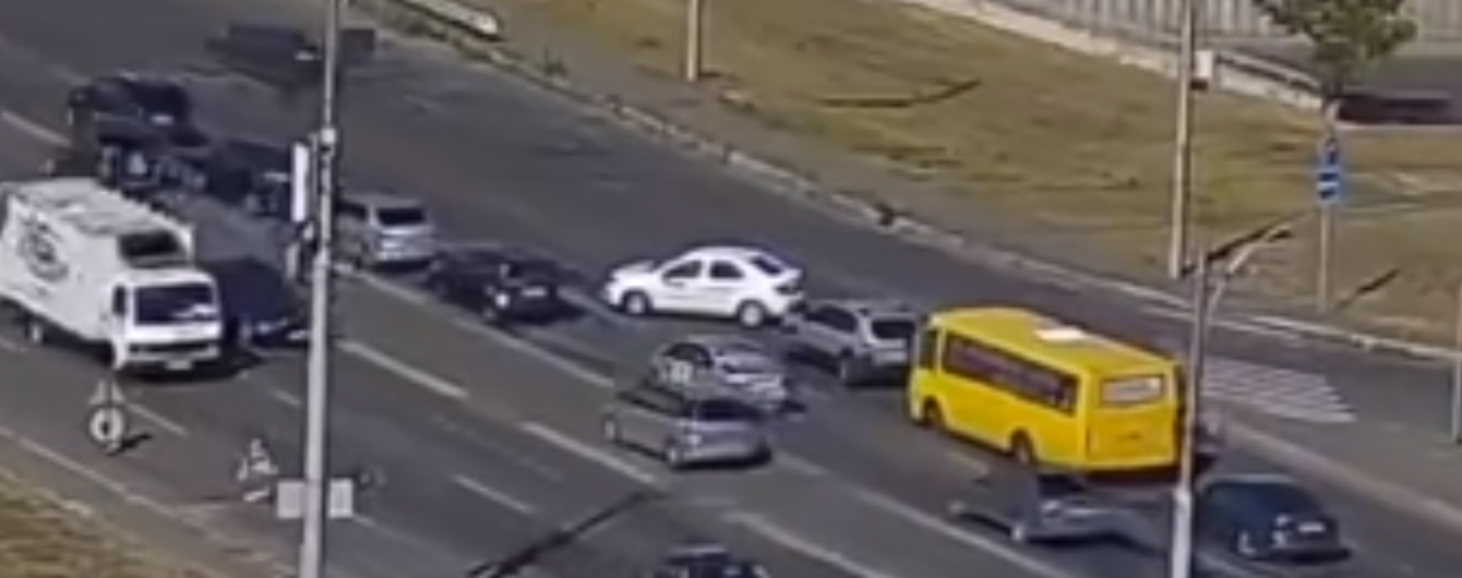 В Киеве водитель такси перекрыл движение, совершив разворот через три полосы: избежать наказания не удалось
