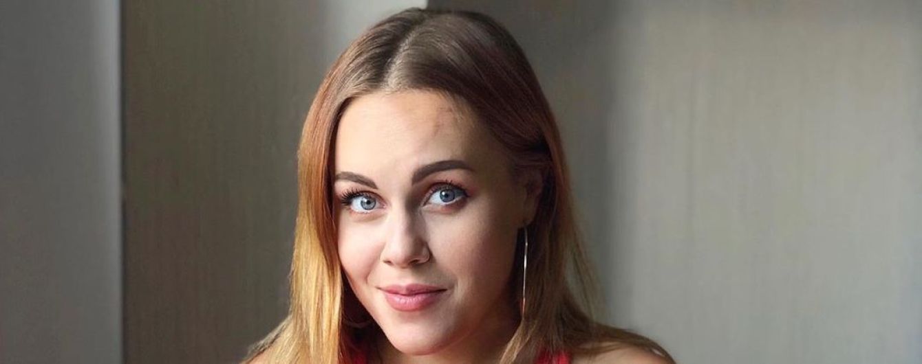 Беременная Alyosha подчеркнула огромный животик ярким платьем
