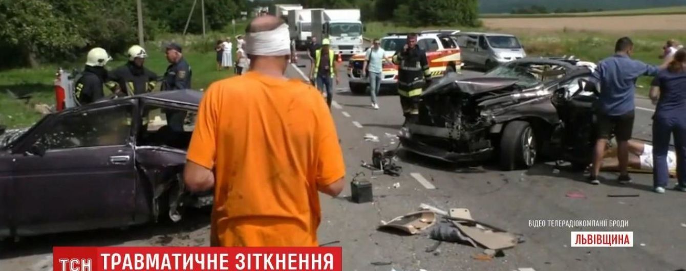 В Львовской области столкнулись две легковушки и грузовик: один автомобиль разорвало пополам