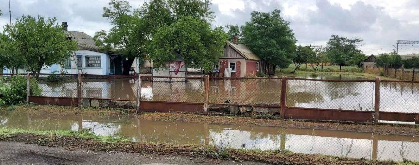 Мощный ливень затопил село в Херсонской области: в воде дворы и дома людей
