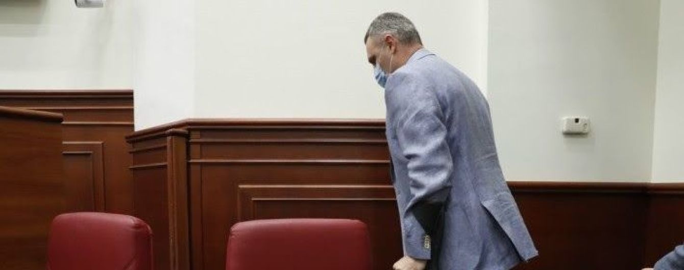 Кличко пришел на заседание Киевсовета с травмированной ногой: что случилось