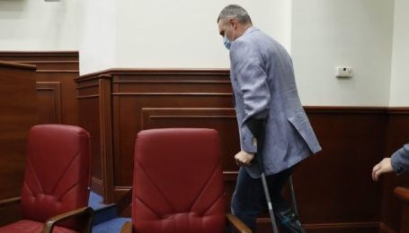 Кличко пришел на заседание Киевсовета с травмированной ногой: что случилось