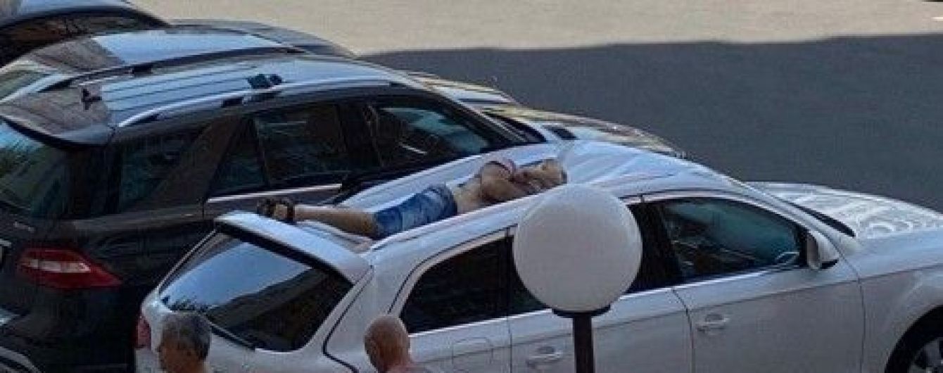 В Харькове мужчина выпал из окна на припаркованные авто