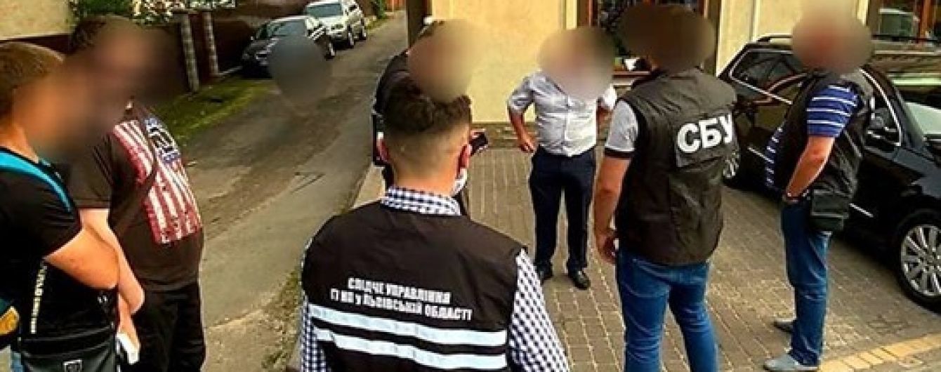 Чиновника Львовоблавтодора поймали на взятке