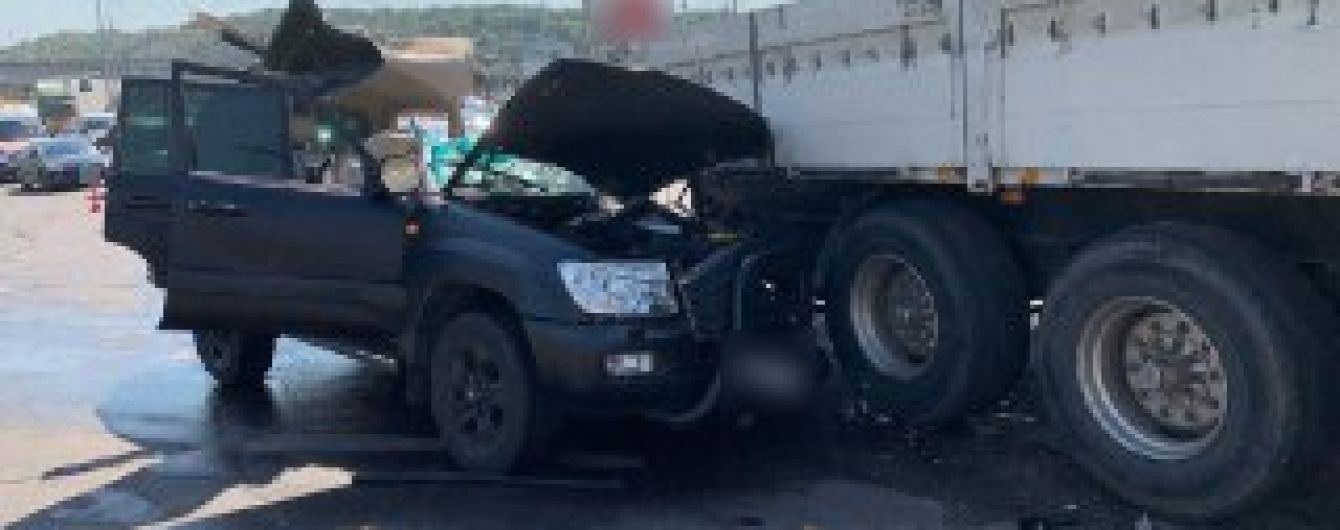 В Киеве на Надднепрянском шоссе столкнулись Toyota Land Cruiser и грузовик Daf: есть погибший