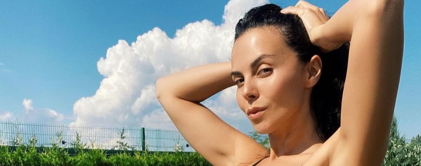 Які фігури: Настя Каменських в бікіні і зі своїми дівчатами позувала на тлі моря