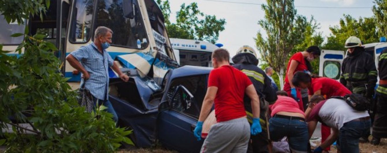 В Днепре лоб в лоб столкнулись легковушка и автобус