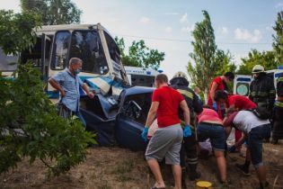 В Днепре лоб в лоб столкнулись легковушка и автобус
