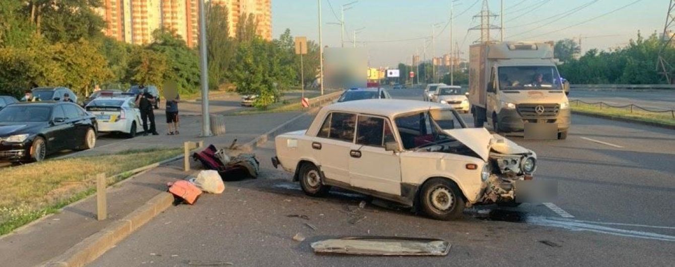 В Киеве водитель уснул за рулем и влетел в отбойник, трамированы двое несовершеннолетних