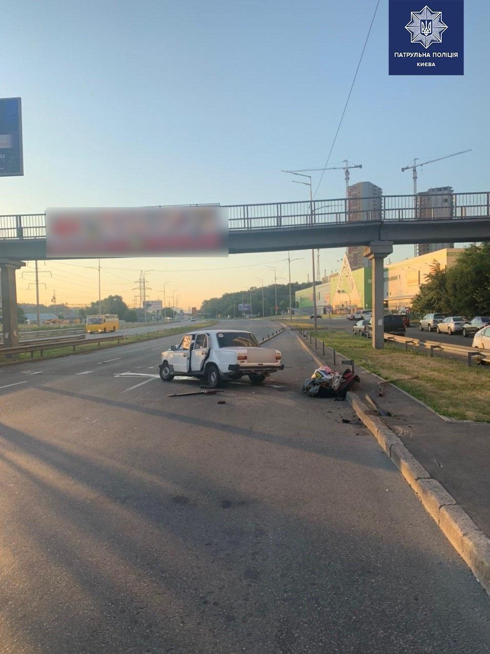 Водій ВАЗ заснув за кермом і влетів у відбійник