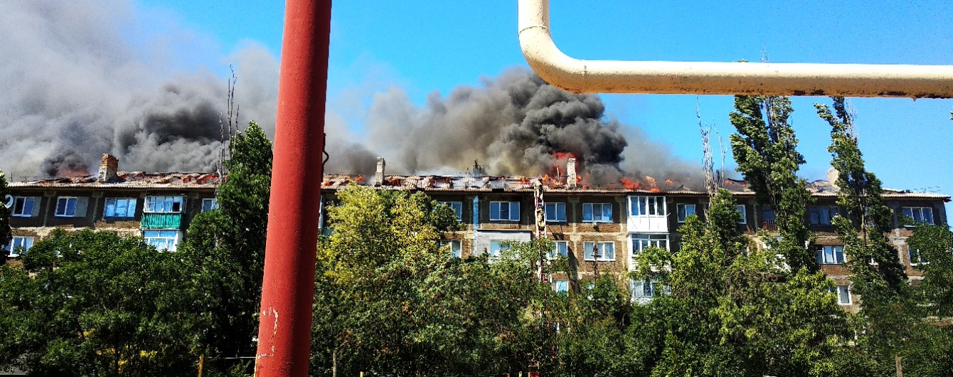 В оккупированном Торезе масштабно горела крышу многоквартирного дома