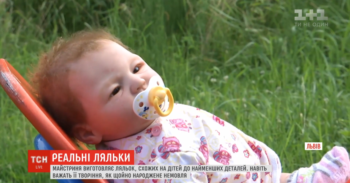У Львівській області майстриня виготовляє унікальні ляльки, які до дрібниць схожі на немовлят