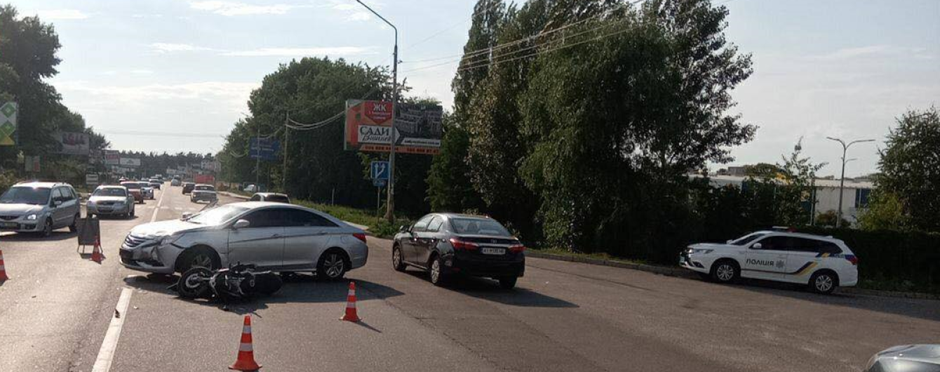 У передмісті Києва водійка Hyundai збила мотоцикліста: з'явилися моторошні фото