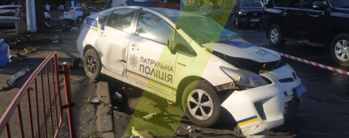 В Одессе автомобиль патрульных попал в аварию с микроавтобусом: есть пострадавшие