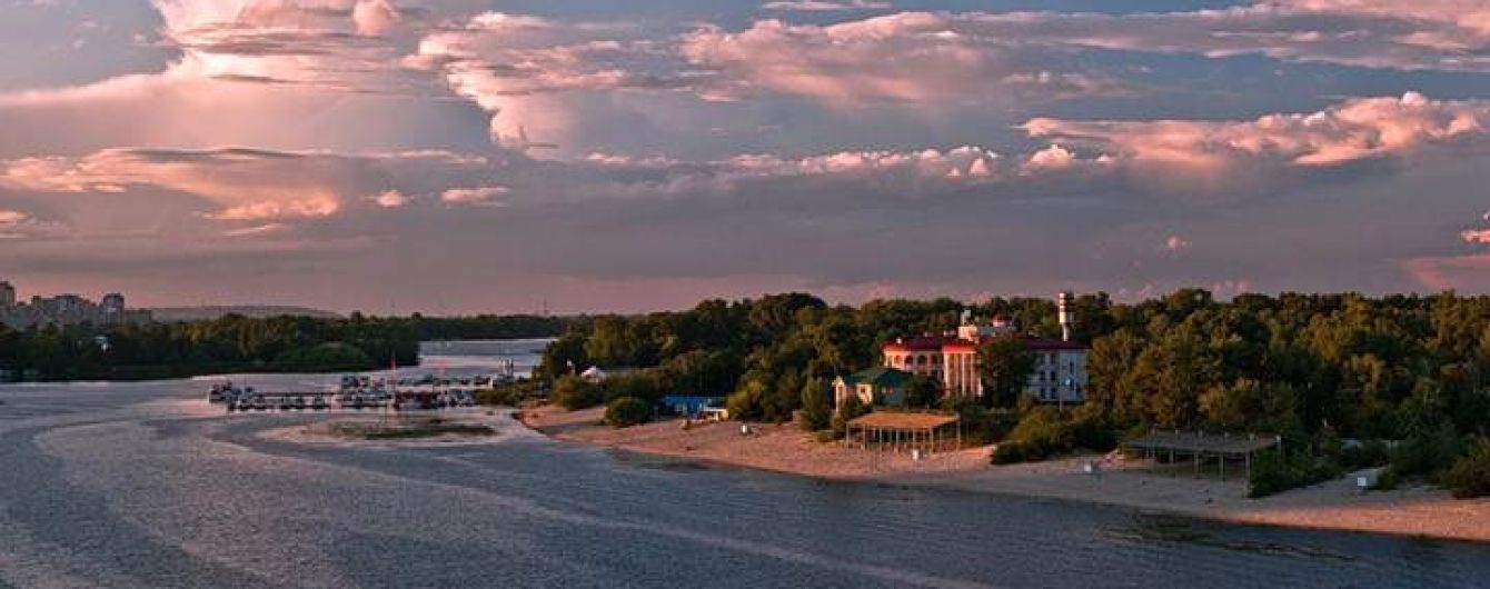На пляже "Черторой" в Киеве спасатели вытащили из воды тело утопленника
