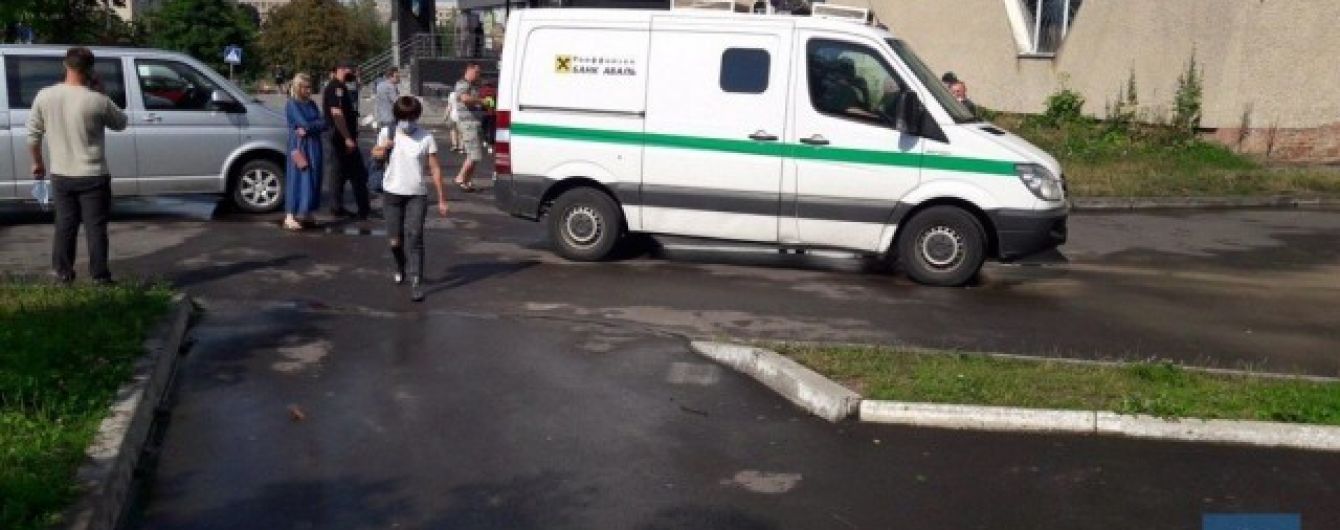 В Нововолынске 6-летний мальчик попал под колеса инкассаторского авто