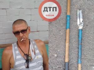 У Києві чоловік примотав до палиці леза ножа і кидався на перехожих