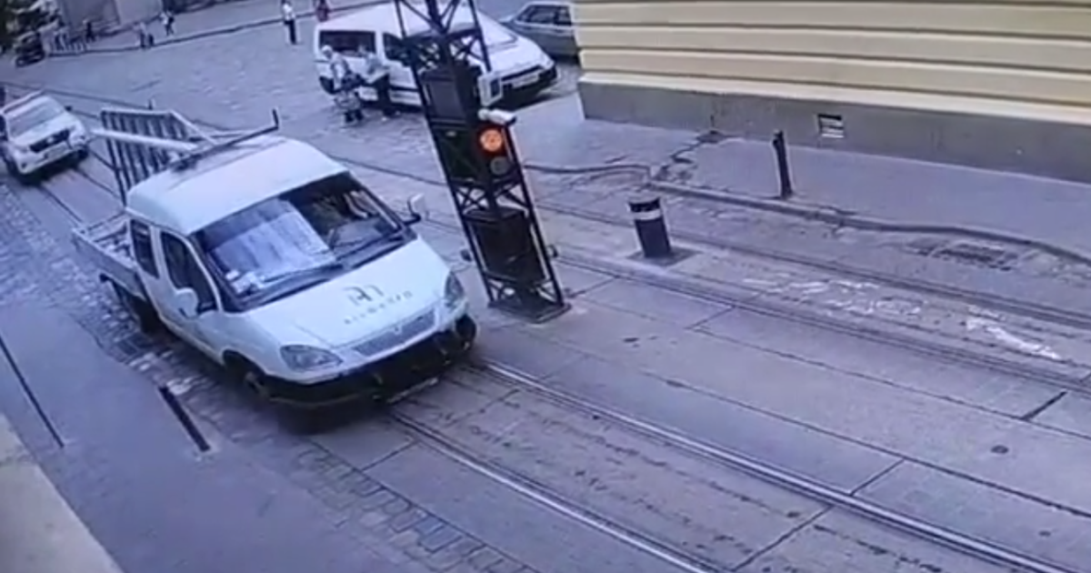 В центре Львова "Газель" налетела на столбик для ограничения движения, пассажир получил перелом ключицы
