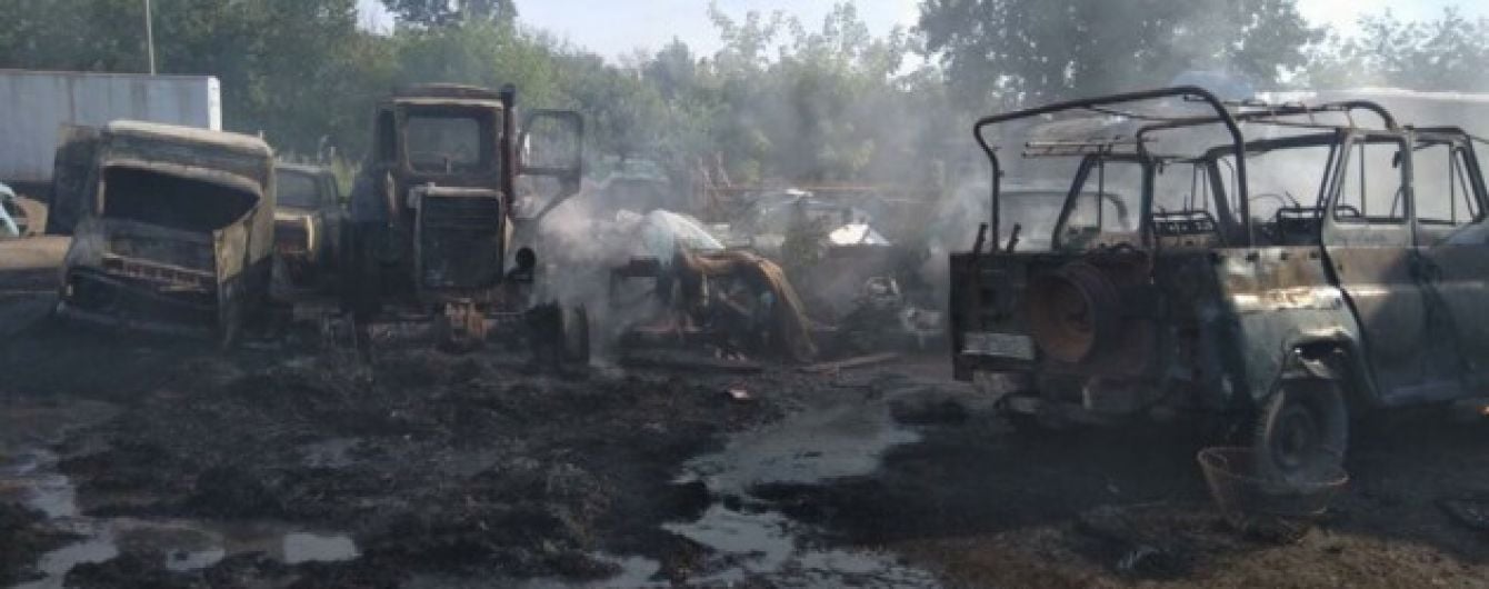 Огонь уничтожил 5 машин и две тонны соломы на частном дворе в Киевской области