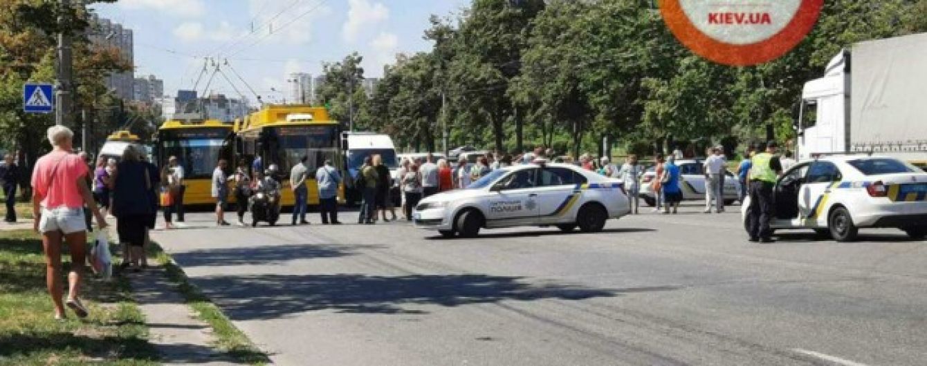 В Киеве протестующие блокировали движение транспорта на Троещине