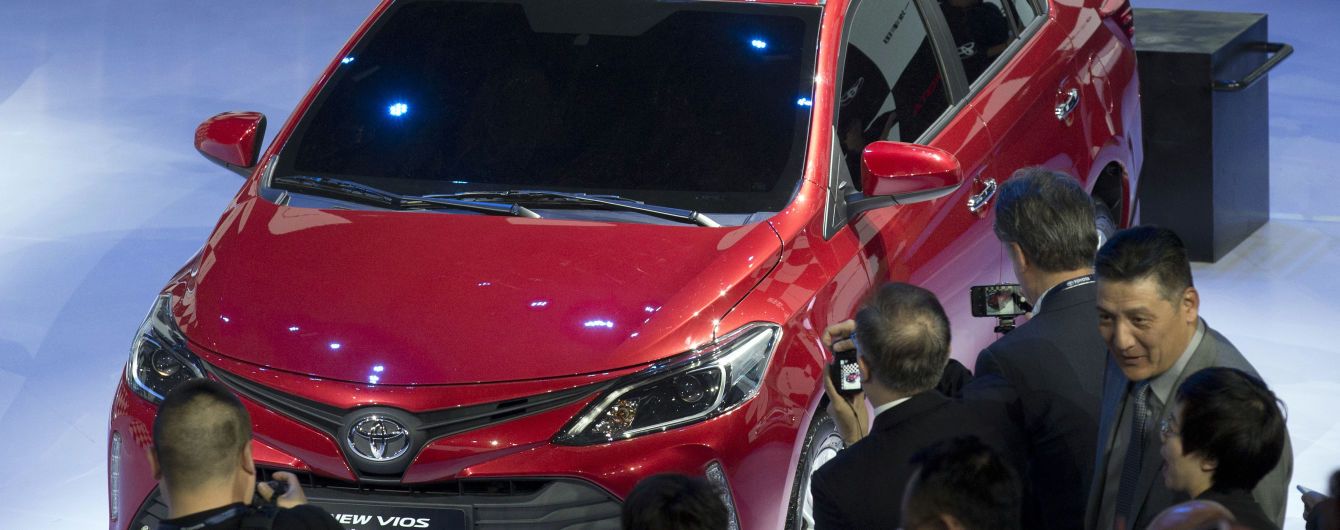 Toyota официально представила обновленную Yaris