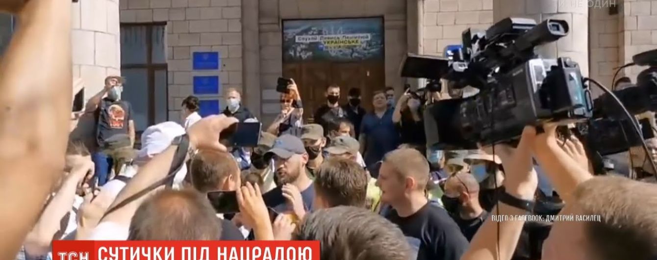 Российская пропаганда и дискриминация: под Нацсоветом через проверку телеканала применили слезоточивый газ
