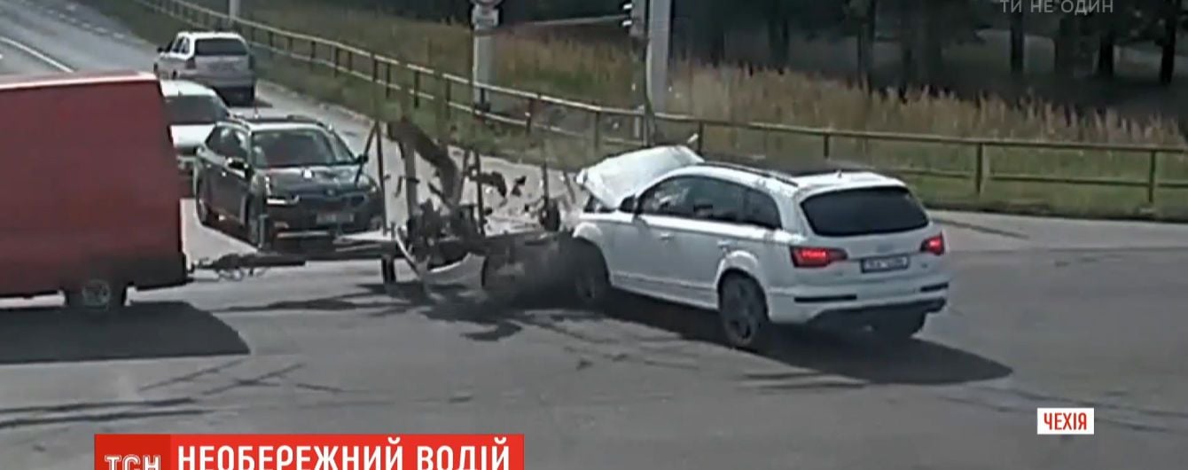 У Чехії водій спричинив аварію і втік з місця ДТП з відкритим капотом