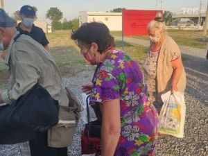 На КПВВ "Новотроїцьке" понад 20 людей з окупованих територій змушені жити просто на автобусній зупинці