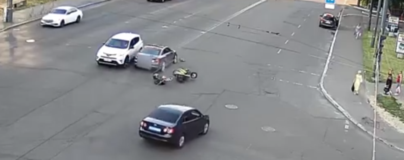 В Киеве Audi снес мопед, который вылетел на встречную полосу: появилось видео этого ДТП