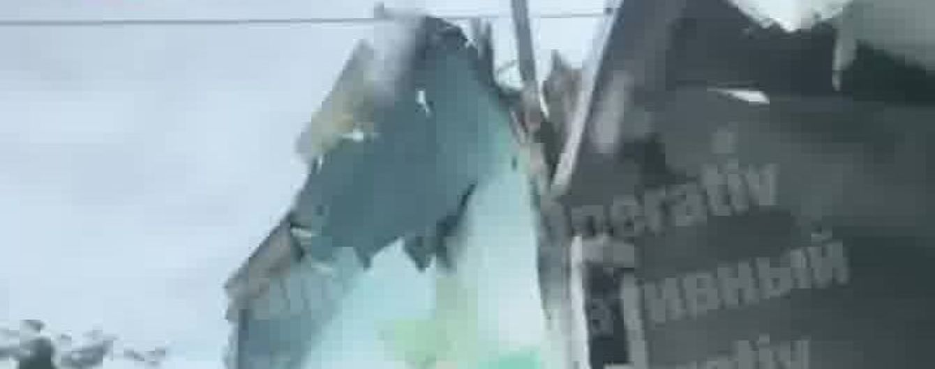 В Киеве водитель грузовика не вписался в путепровод и снес полкрыши: появилось видео