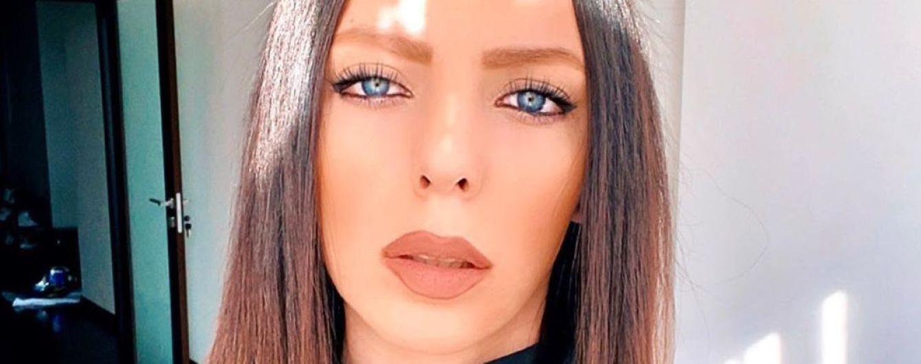 Відверта Sonya Kay випнула апетитні сідниці у спідньому