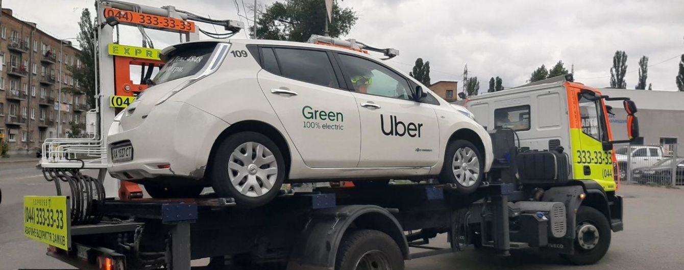 У Києві водії евакуйованих авто здійняли бунт через бездіяльність на штрафмайданчику: на місці поліція
