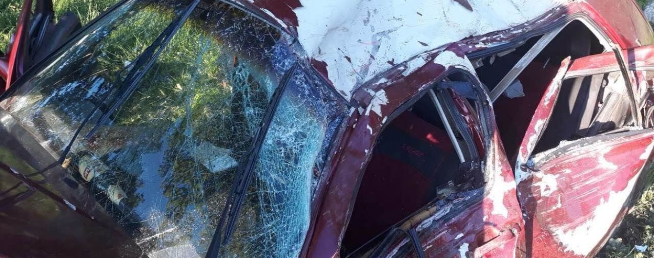 В Закарпатской области легковушка врезалась в дерево: двое погибших и двое в больнице