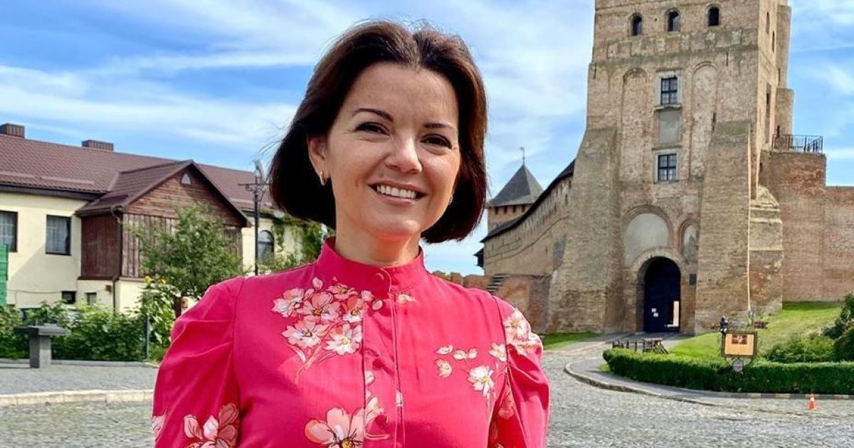 У малиновій сукні з квітковим принтом: красива Марічка Падалко сфотографувалася на тлі старовинного замку