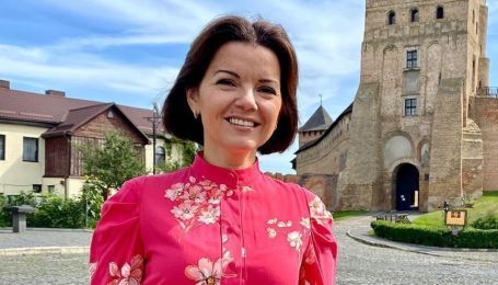 У малиновій сукні з квітковим принтом: красива Марічка Падалко сфотографувалася на тлі старовинного замку