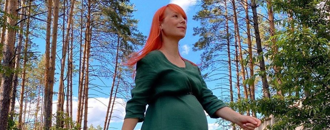 В изумрудном платье и кроссовках: беременная Светлана Тарабарова прогулялась по лесу