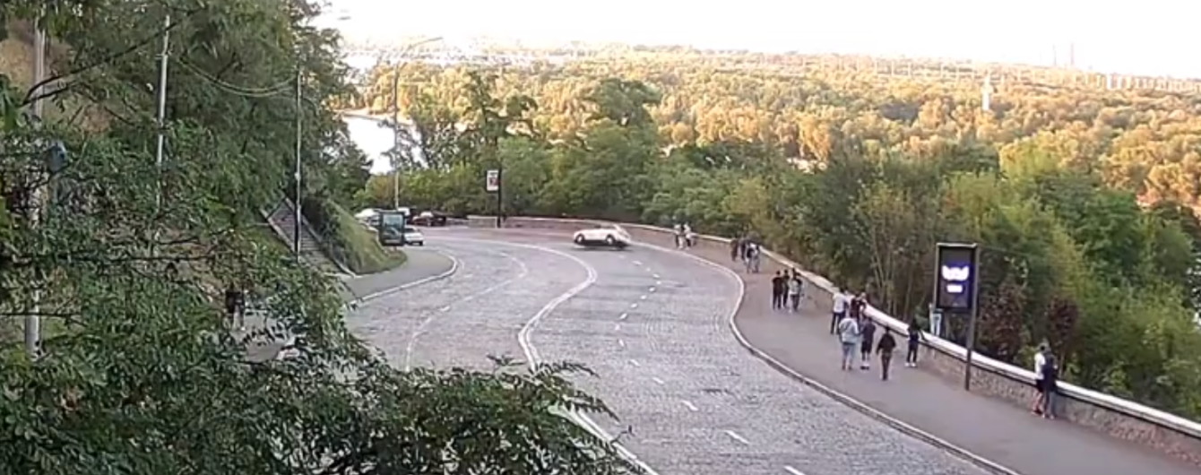 Появилось видео ДТП с опрокидыванием на Владимирском спуске