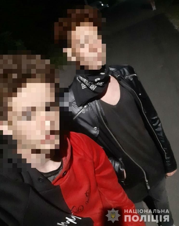 Хлопець, який пішов з дому, разом з другом