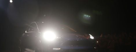 У Tesla лопнуло боковое стекло, когда она просто стояла в гараже: видео