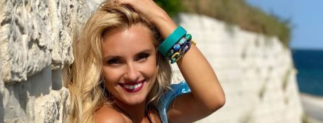 Струнка Ірина Федишин у бікіні сексапільно позувала на камінні в морі