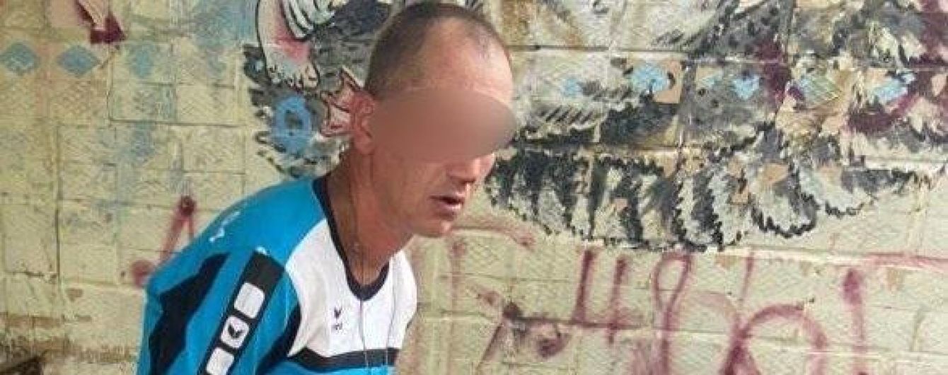 Бил по голове стеклянной бутылкой: в Белой Церкви грабитель в лифте избил бабушку и забрал кошелек