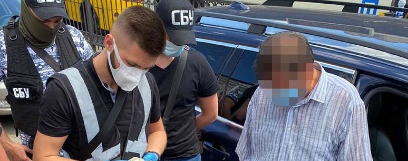 Киевские следователи разоблачили чиновника в получении взятки в 200 тысяч гривен