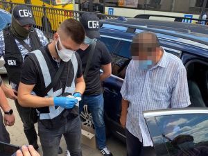 Київські слідчі викрили посадовця в отриманні хабаря у 200 тисяч гривень