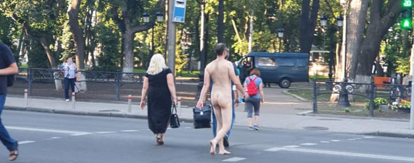 У Києві голий чоловік розгулював урядовим кварталом (фото, відео 18+)