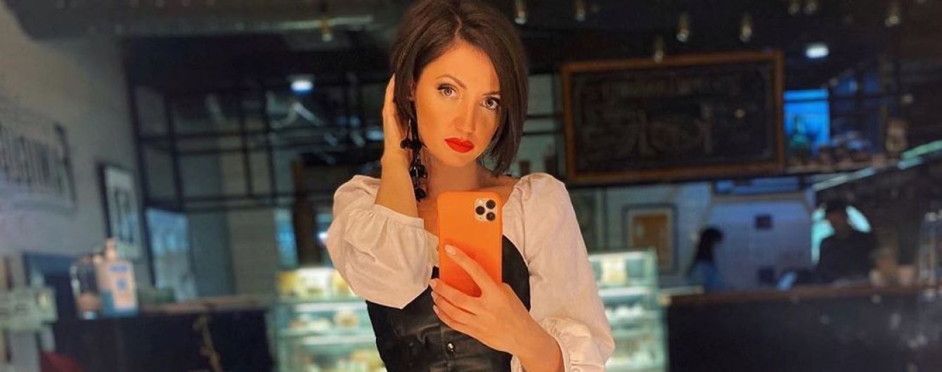 В мини-шортах и мюлях: Оля Цибульская блеснула стройными ножками