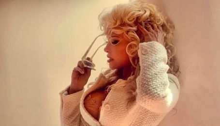 Опять в откровенной позе: Памела Андерсон позировала, лежа на полу