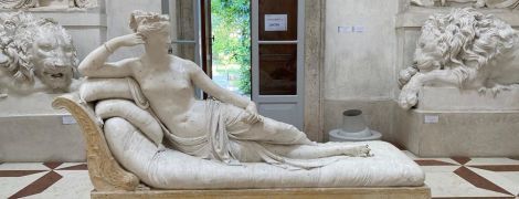 В Италии турист залез на скульптуру для фото и отломал ей пальцы