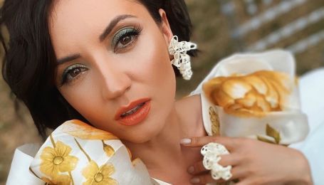 Оля Цибульская в кожаном корсете и коротких шортах похвасталась стройными ногами