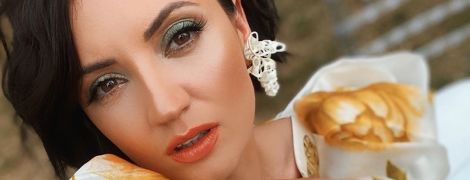 Оля Цибульская в кожаном корсете и коротких шортах похвасталась стройными ногами