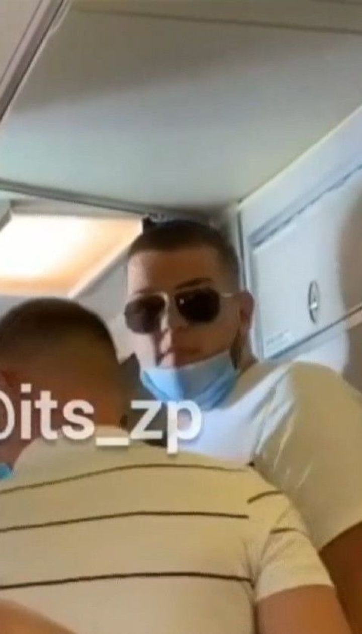 Двух мужчин сняли с рейса на Турцию, потому что те отказались надеть защитные маски